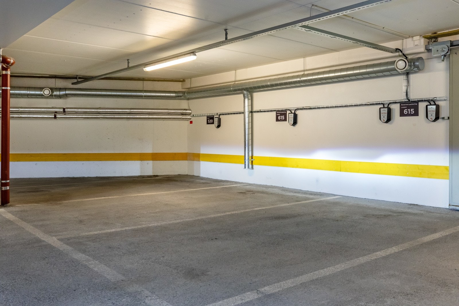 Det følger med to garasjeplasser til denne leiligheten. Galleribilde