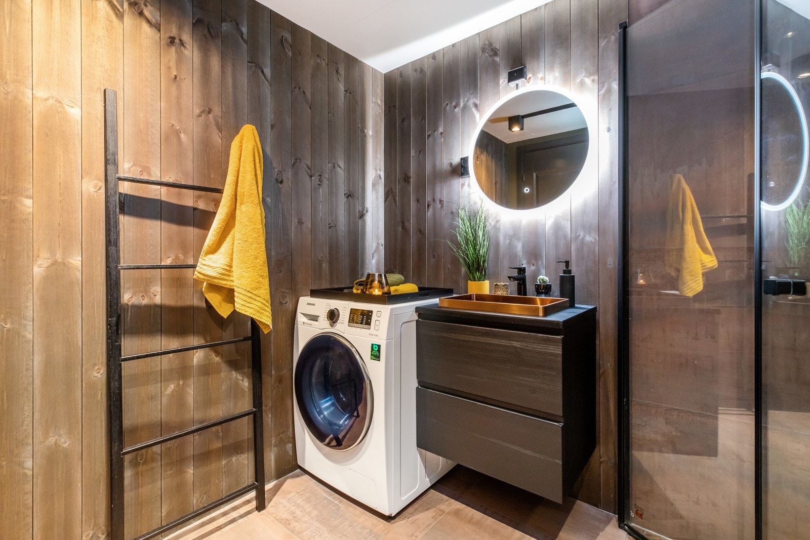 Sort baderomsgarnityr. Galleribilde