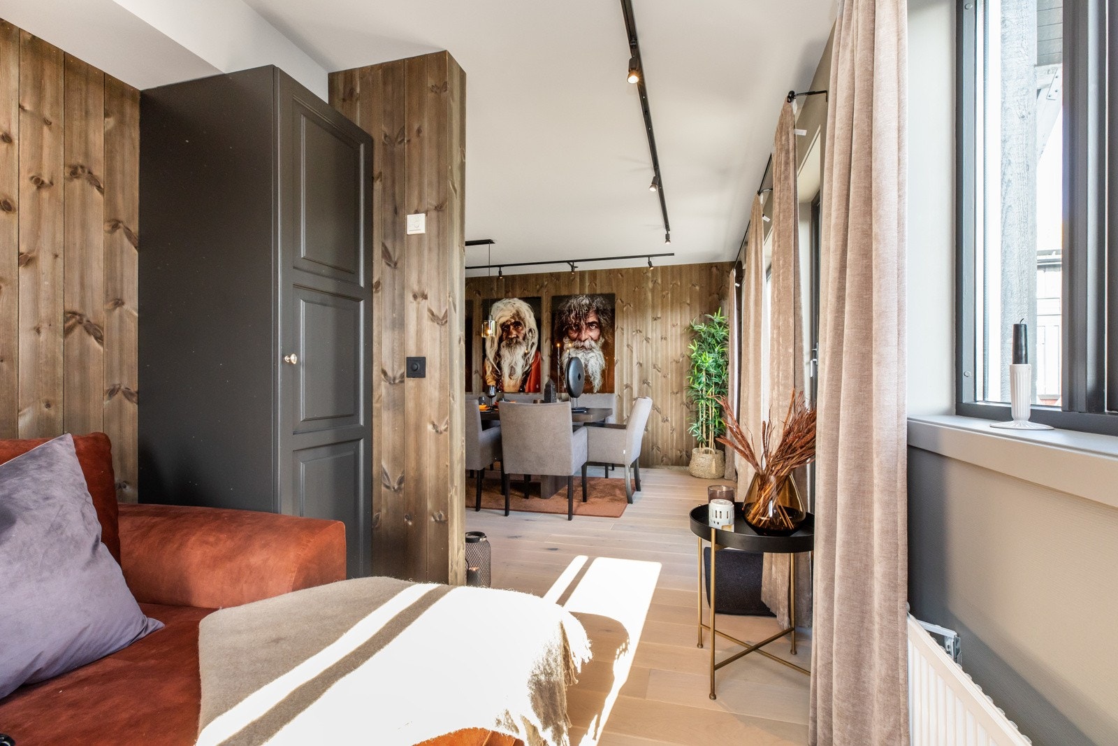 Fra vinduet flommer dagslyset inn. Galleribilde