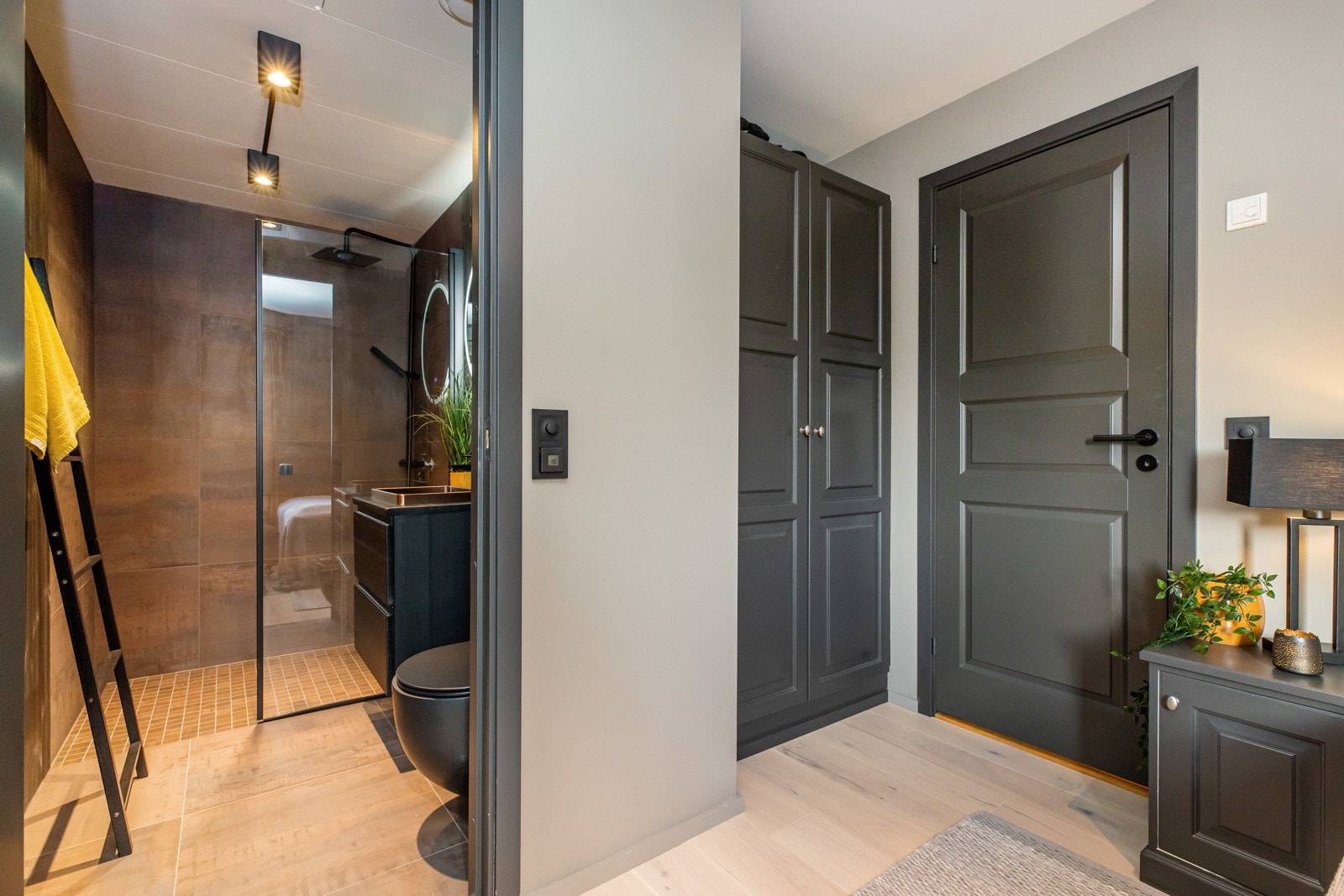 Dette rommet med adkomst til bad. Galleribilde