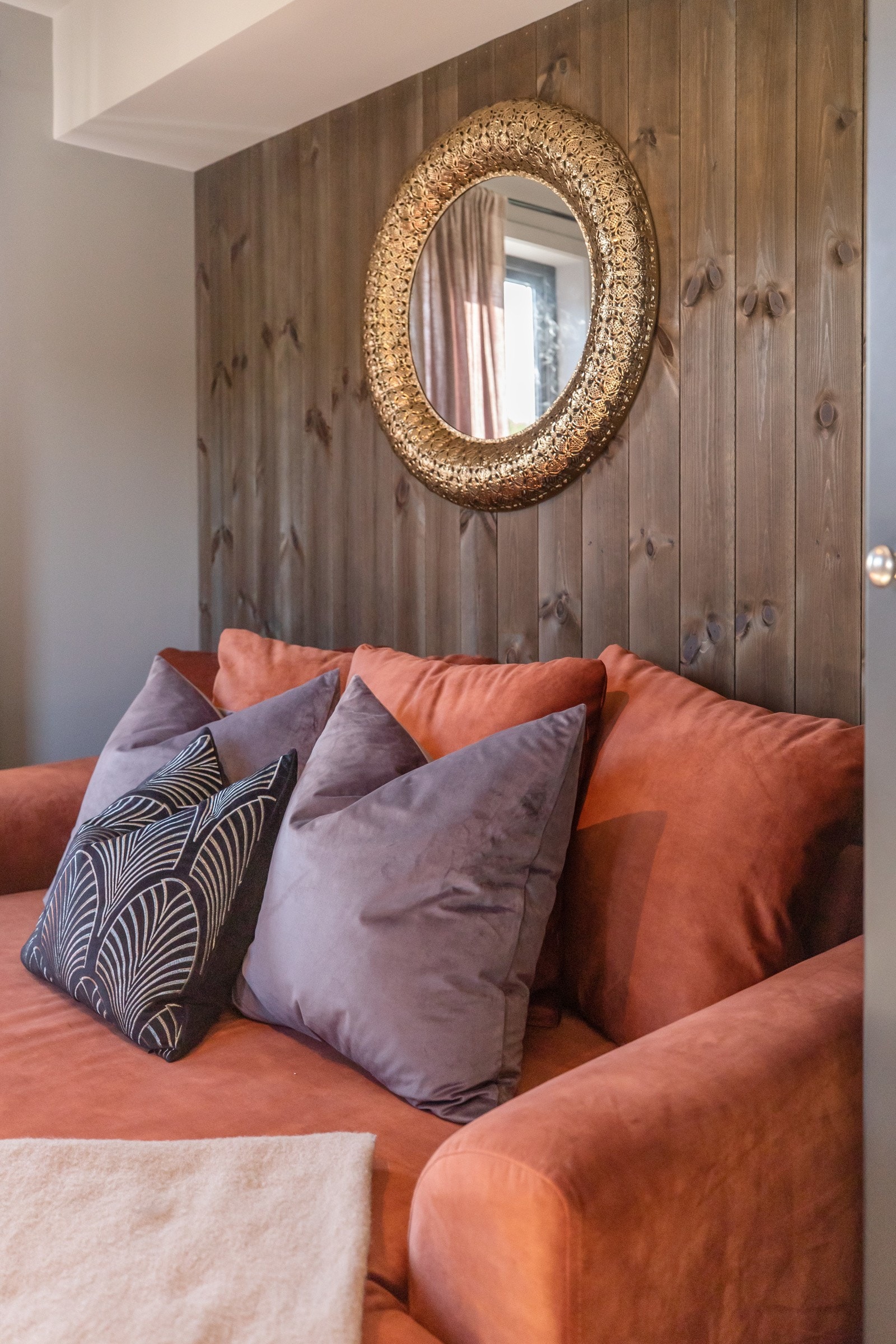 Nyt en god bok her. Galleribilde