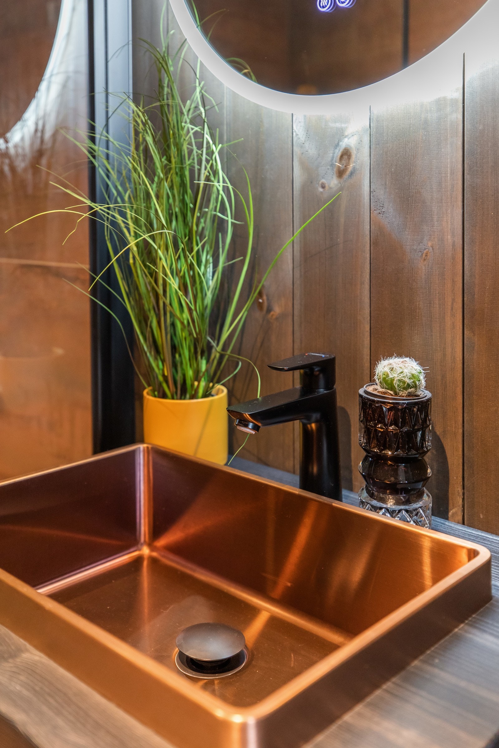 Alle tre baderommene har flislagte dusjsoner og gulv samt panel på vegg. Galleribilde