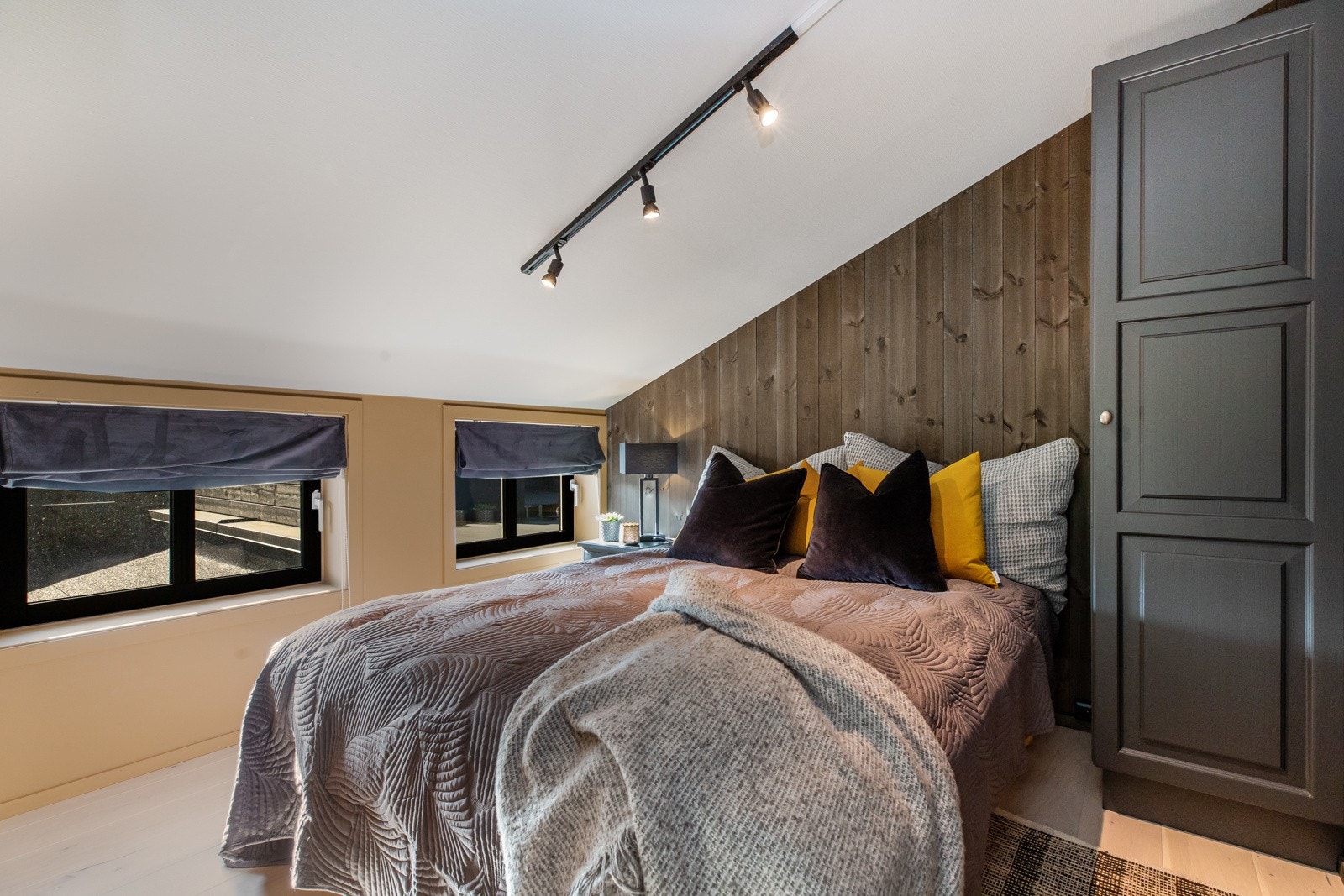 Skråtak oppe bidrar til en god romfølelse. Galleribilde