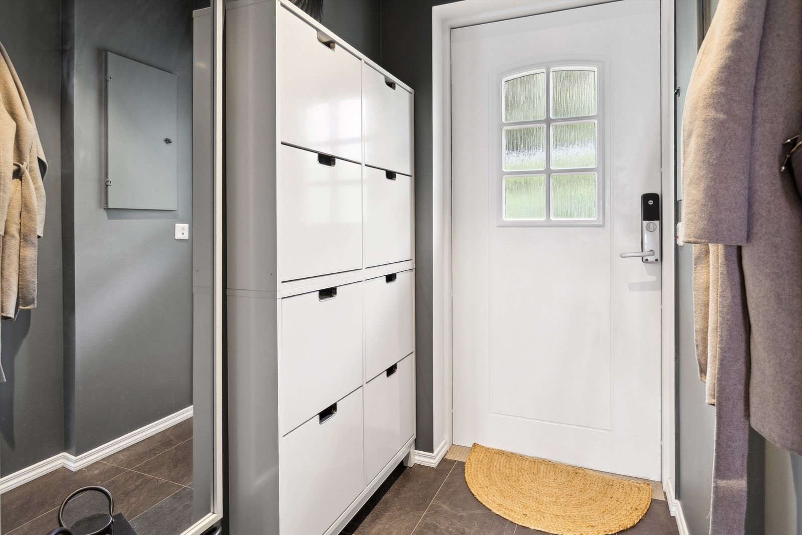 I entrèen er det en stor og spesialtilpasset garderobe. Galleribilde