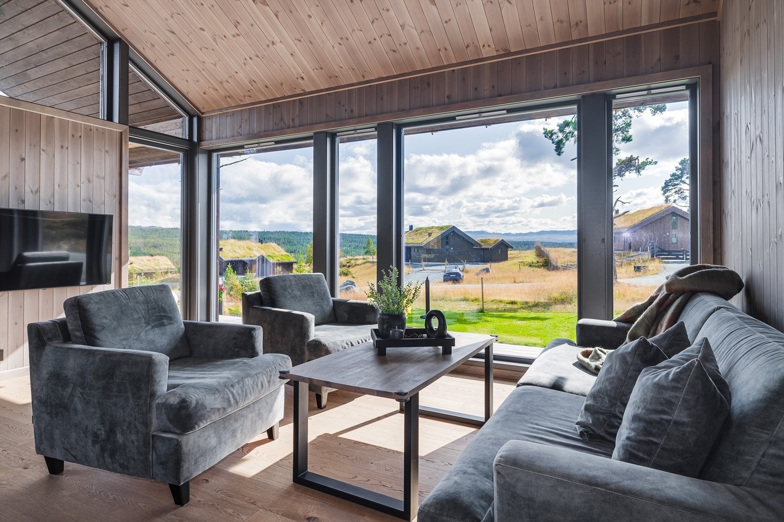 Fra stuen/spisestuen har du panoramautsikt mot horisonten Galleribilde