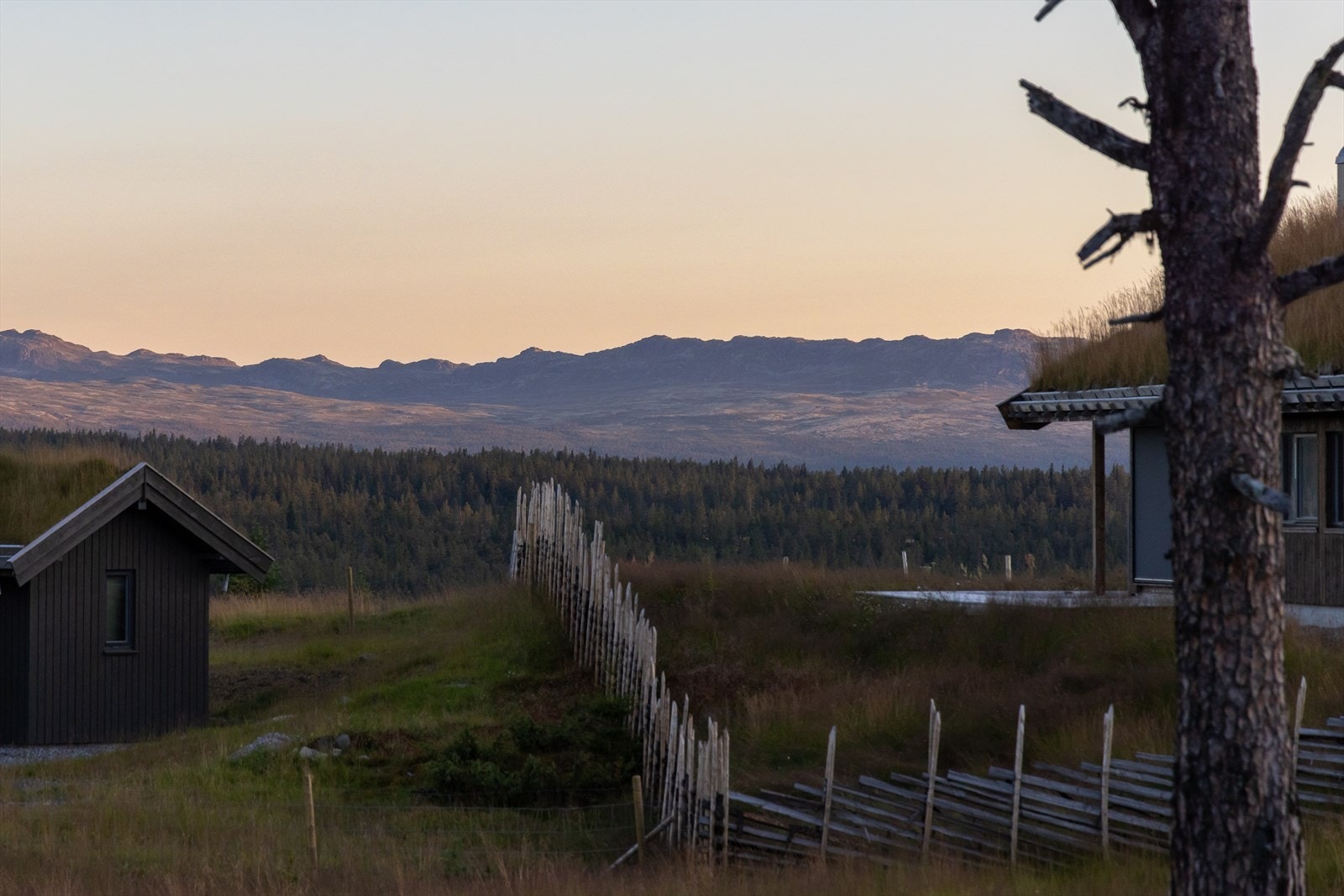 Fantastisk utsikt mot "Tunhovdalpene" Fauskofjell mot Nutenutan. Fin skiklassiker som man ofte kan gå frem til mai. Her "brenner" himmelen vinterstid Galleribilde