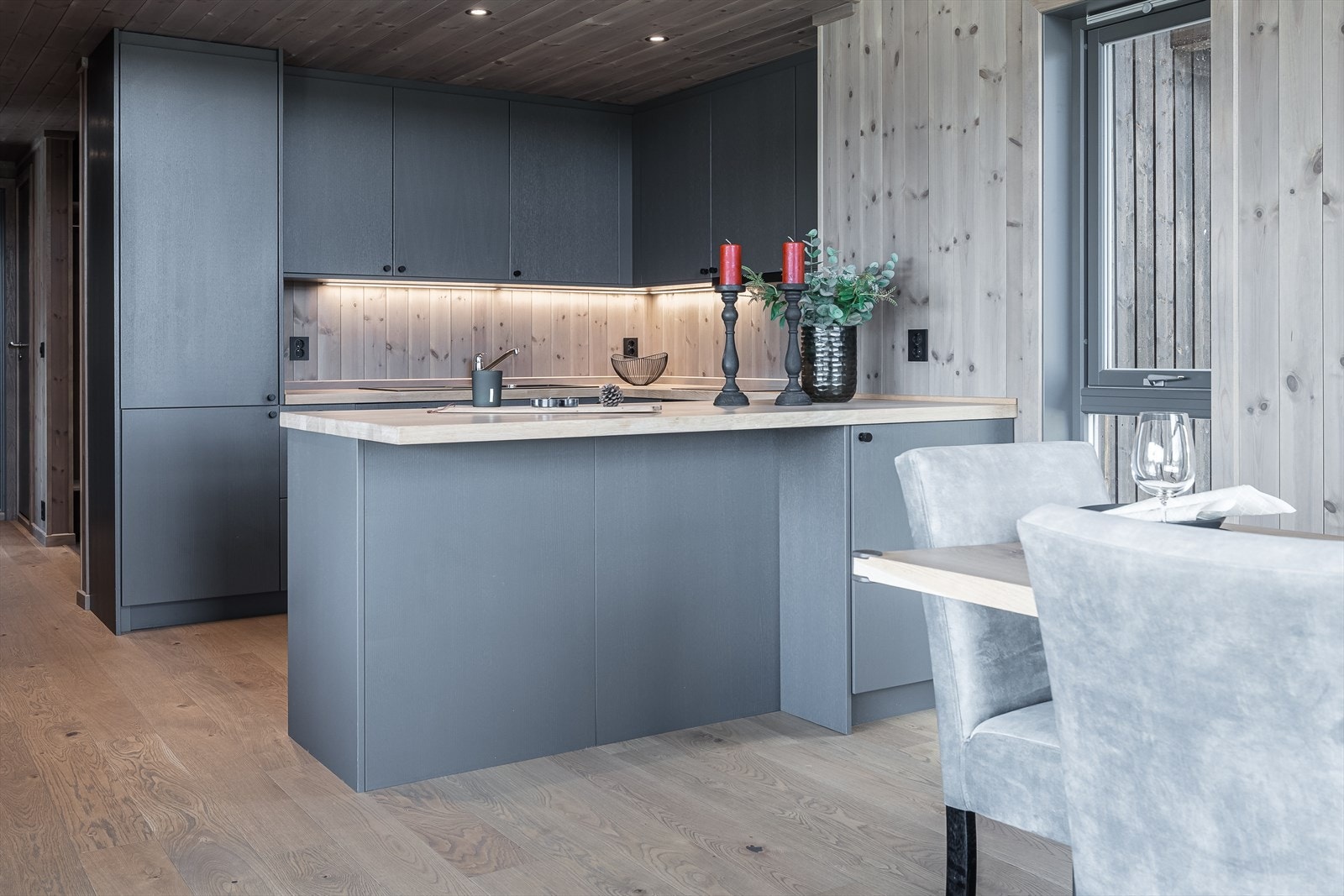 Praktisk snekkerbygget kjøkken fra lokal leverandør. Godt med skap- og benkeplass Galleribilde