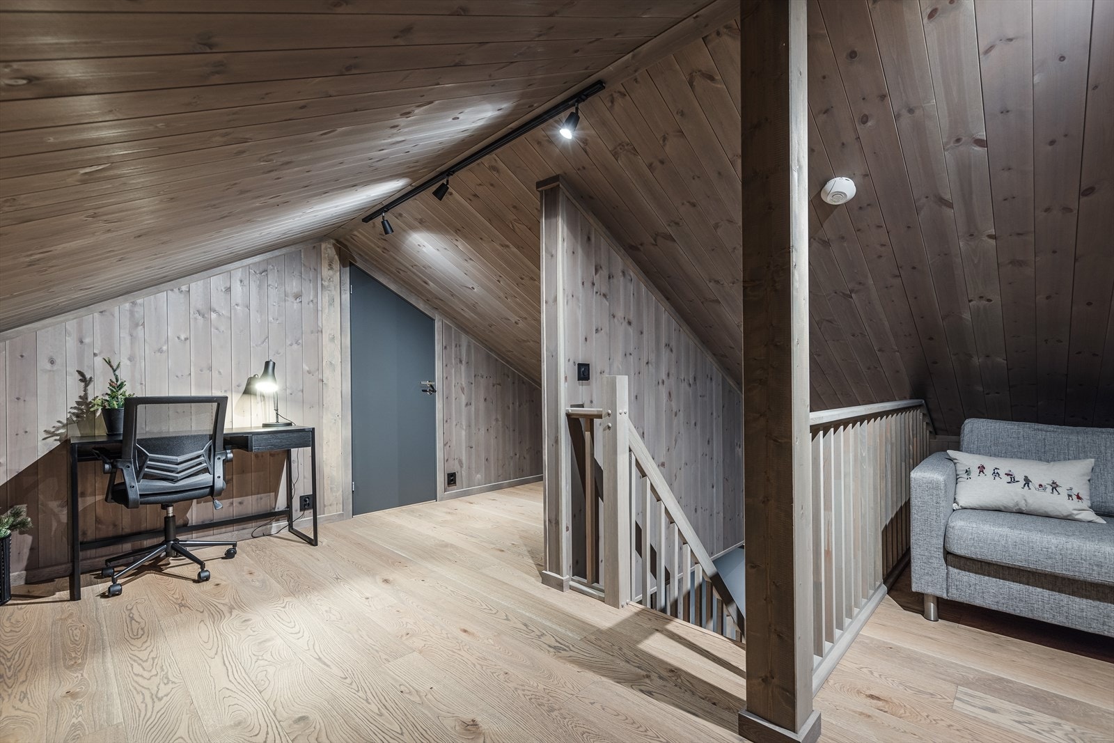 Hemsen er delt av med TV-stue og hjemmekontor. Her kan man også lage en praktisk sengebås hvor barna kan ligge å lese bok Galleribilde