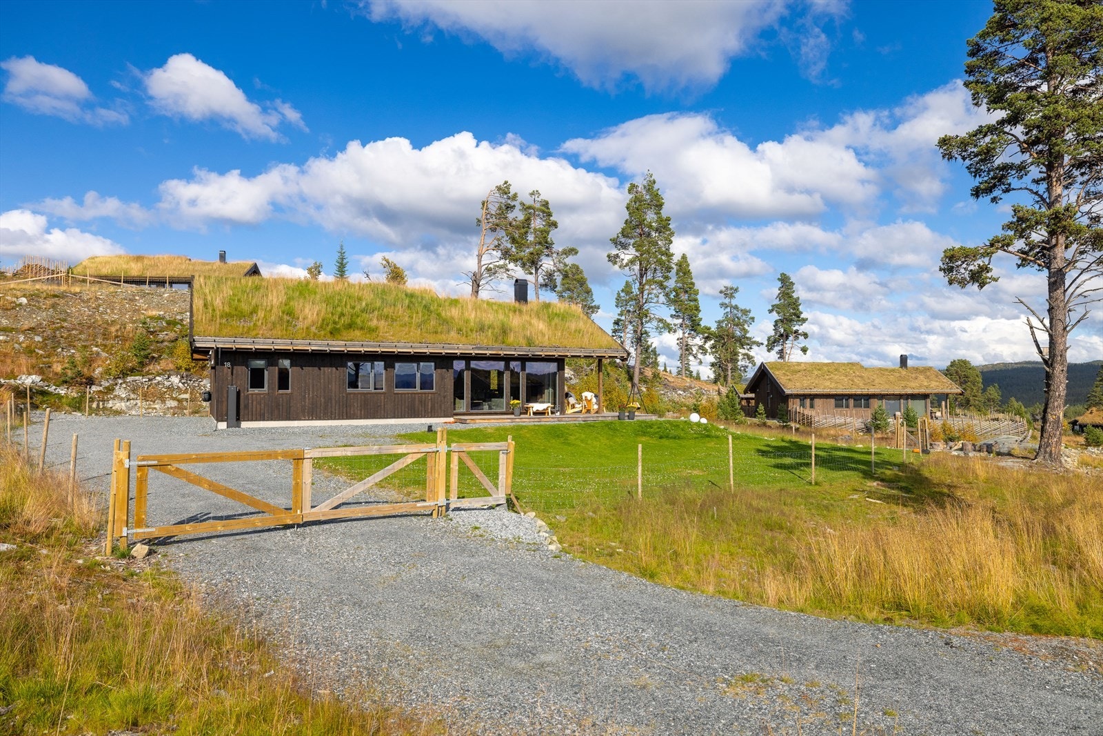 Romslig og flat tomt med pent opparbeidet uteplasser Galleribilde