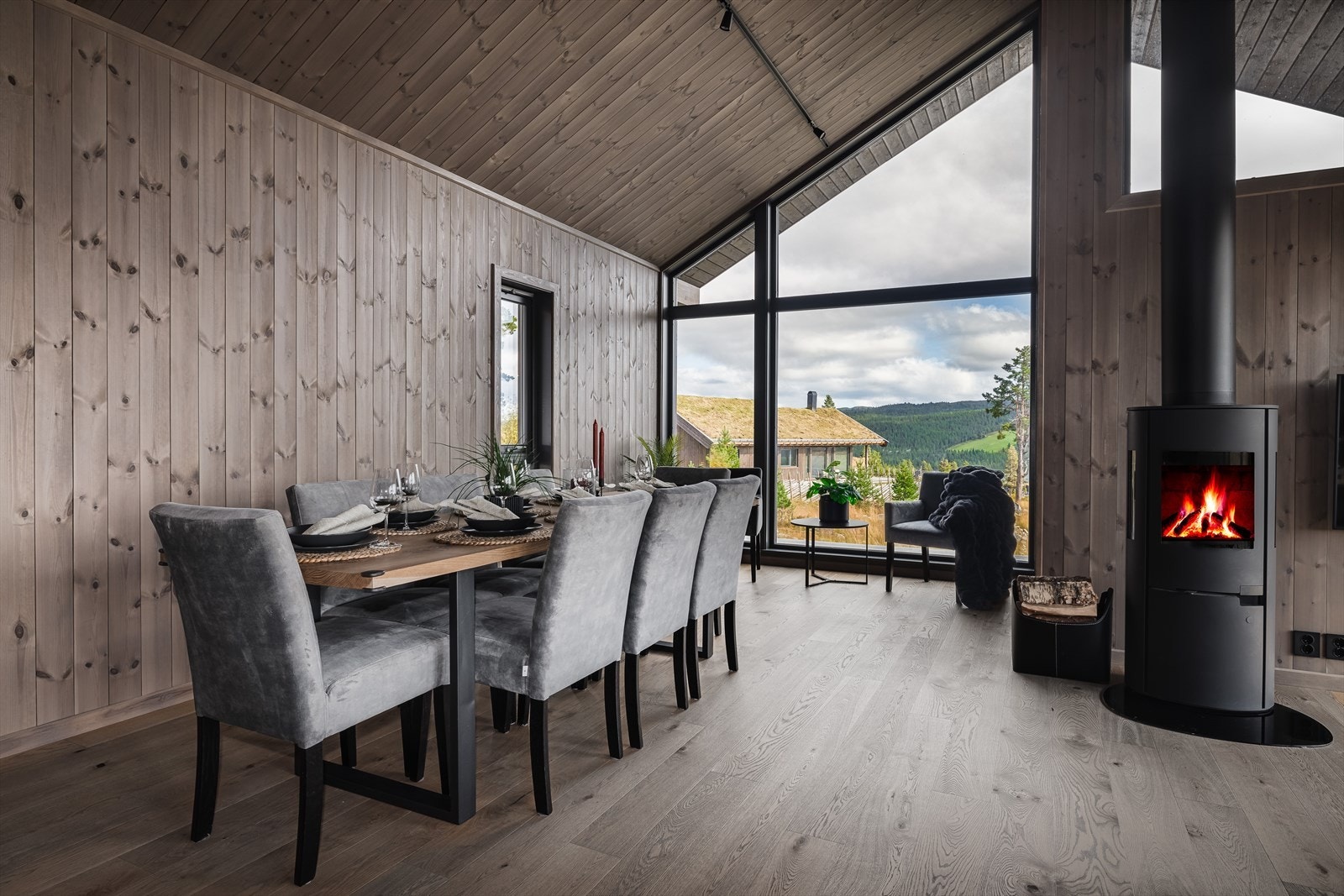 Lekkert en-stavs eikeparkett, vinduene i front strekker seg fra gulv til tak Galleribilde