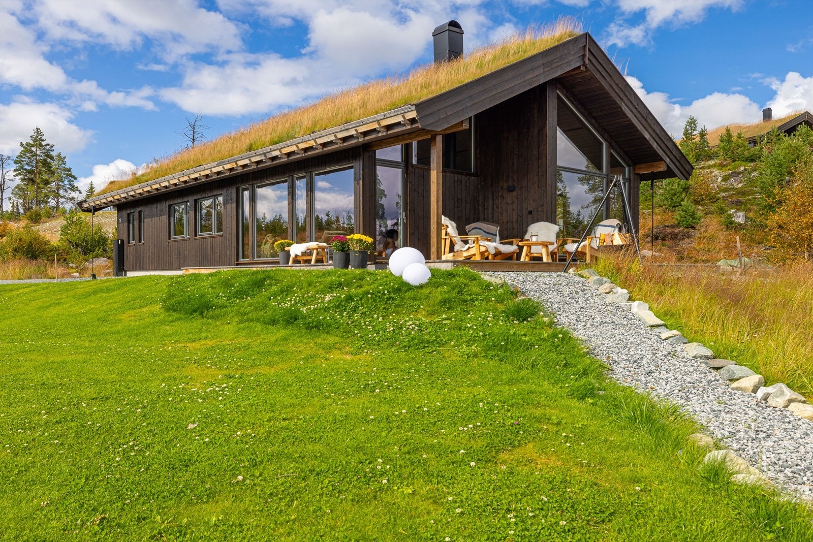 Klassiske elementer som torvtak og tretakrenner Galleribilde