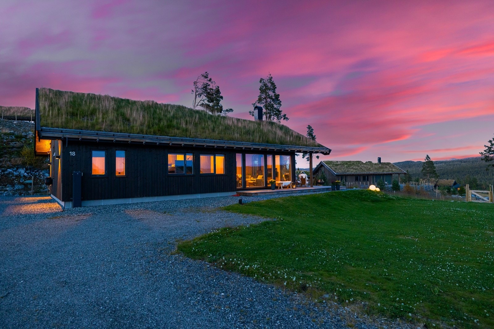 Stor tomt, med romslig gårdsplass Galleribilde