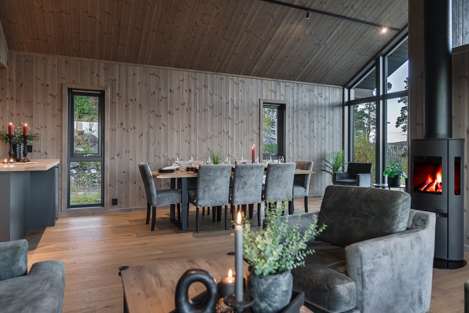 Peisen er praktisk plassert midt under mønet for å spre god varme i hele hytta Galleribilde