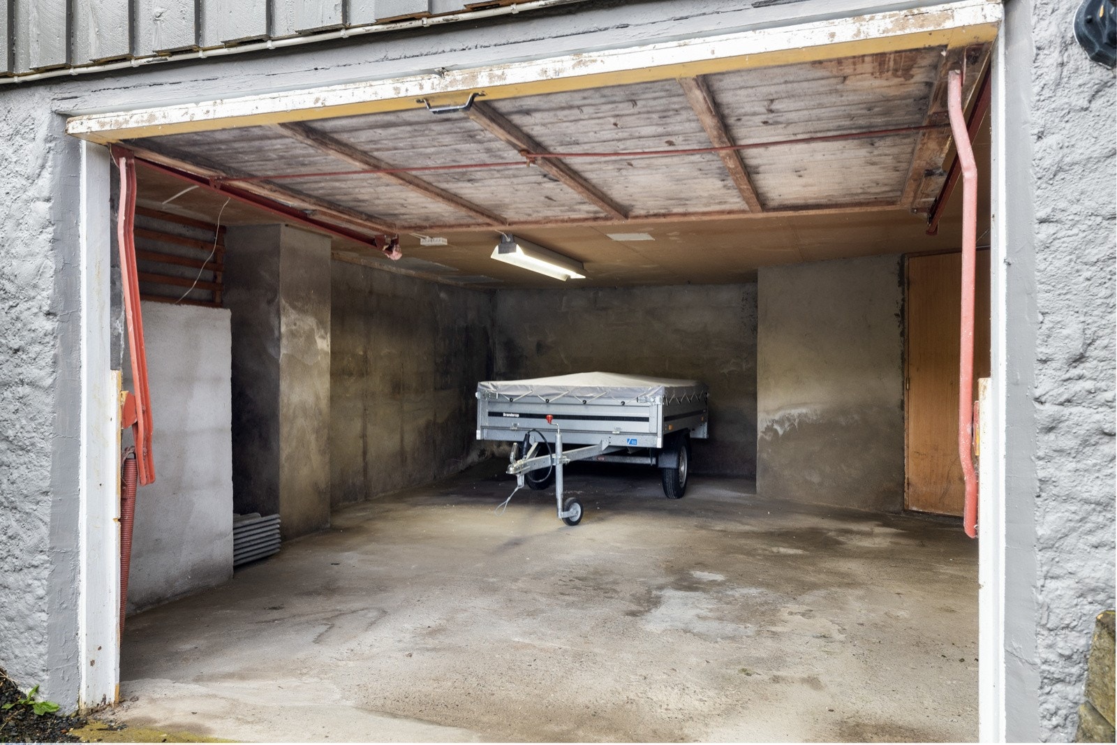 Det er to garasjer på tomten. Denne garasjen er integrert i huset. Galleribilde