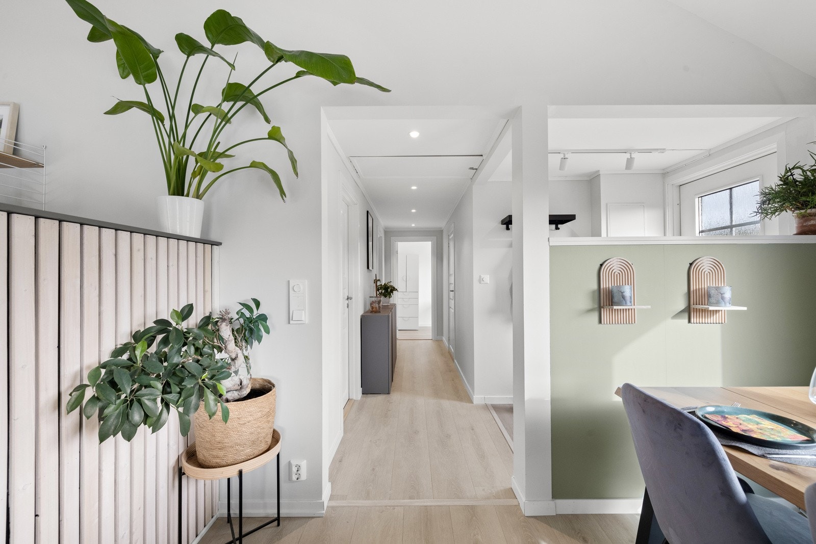 Hele huset har et moderne uttrykk med lyst interiør. Galleribilde