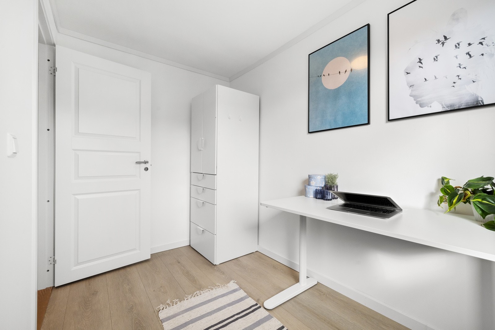 Alle rommene har plass til seng, nattbord og skap. Galleribilde