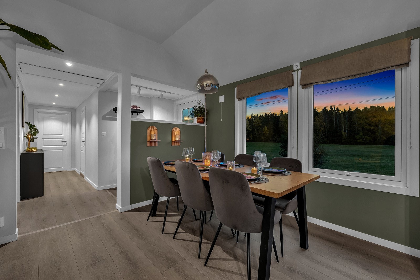 Det er plass til stort spisebord for middager med venner og familie. Galleribilde
