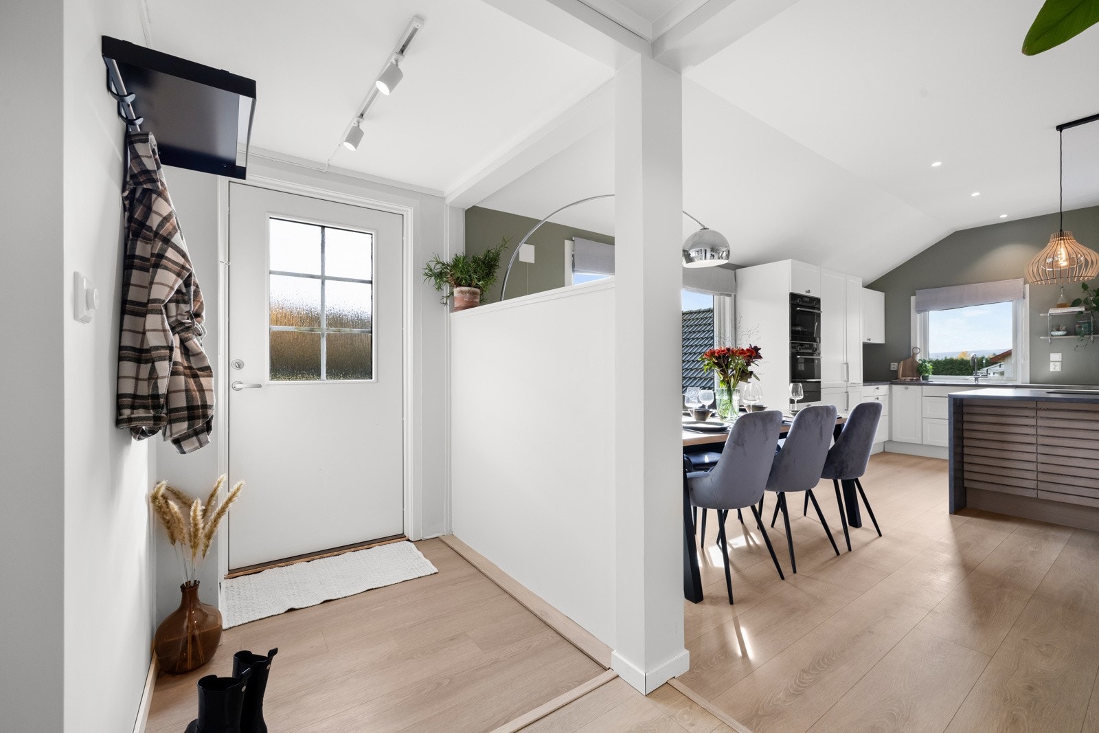 Entréen i huset gir et solid førsteinntrykk og viser den moderne standarden i husets hovedetasje. Galleribilde
