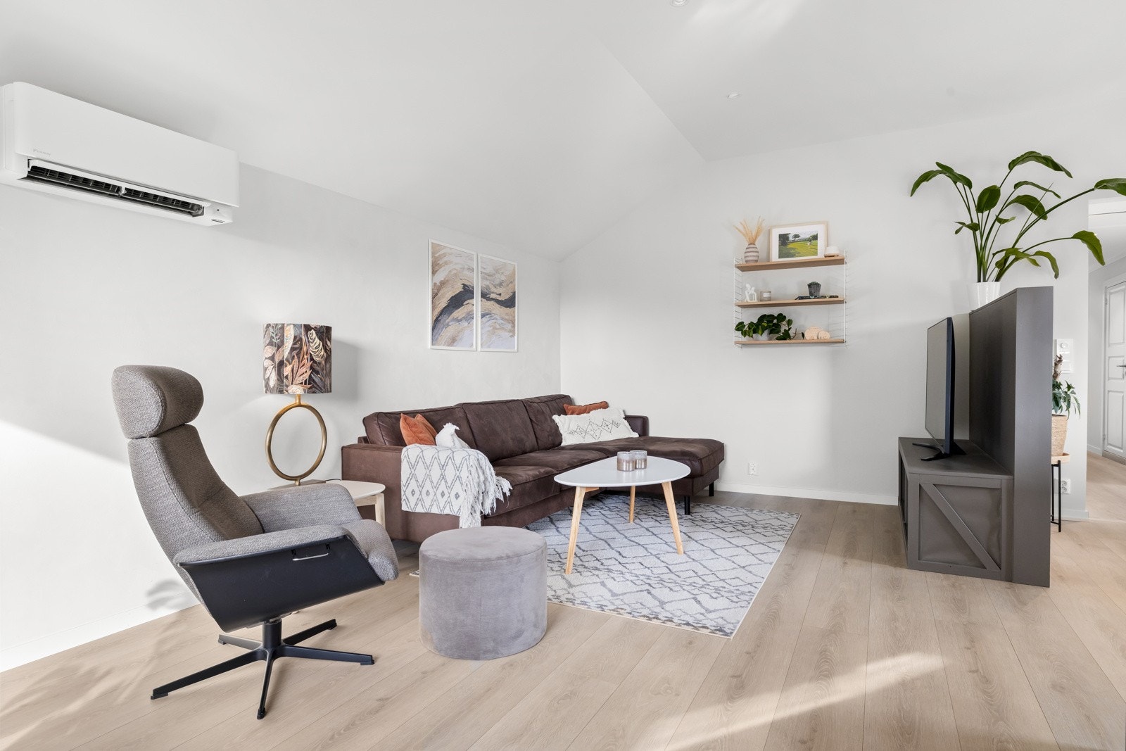 Hele etasjen er malt i lyse og tidsriktige farger, og har lys og slitesterk laminat på gulvet. Galleribilde