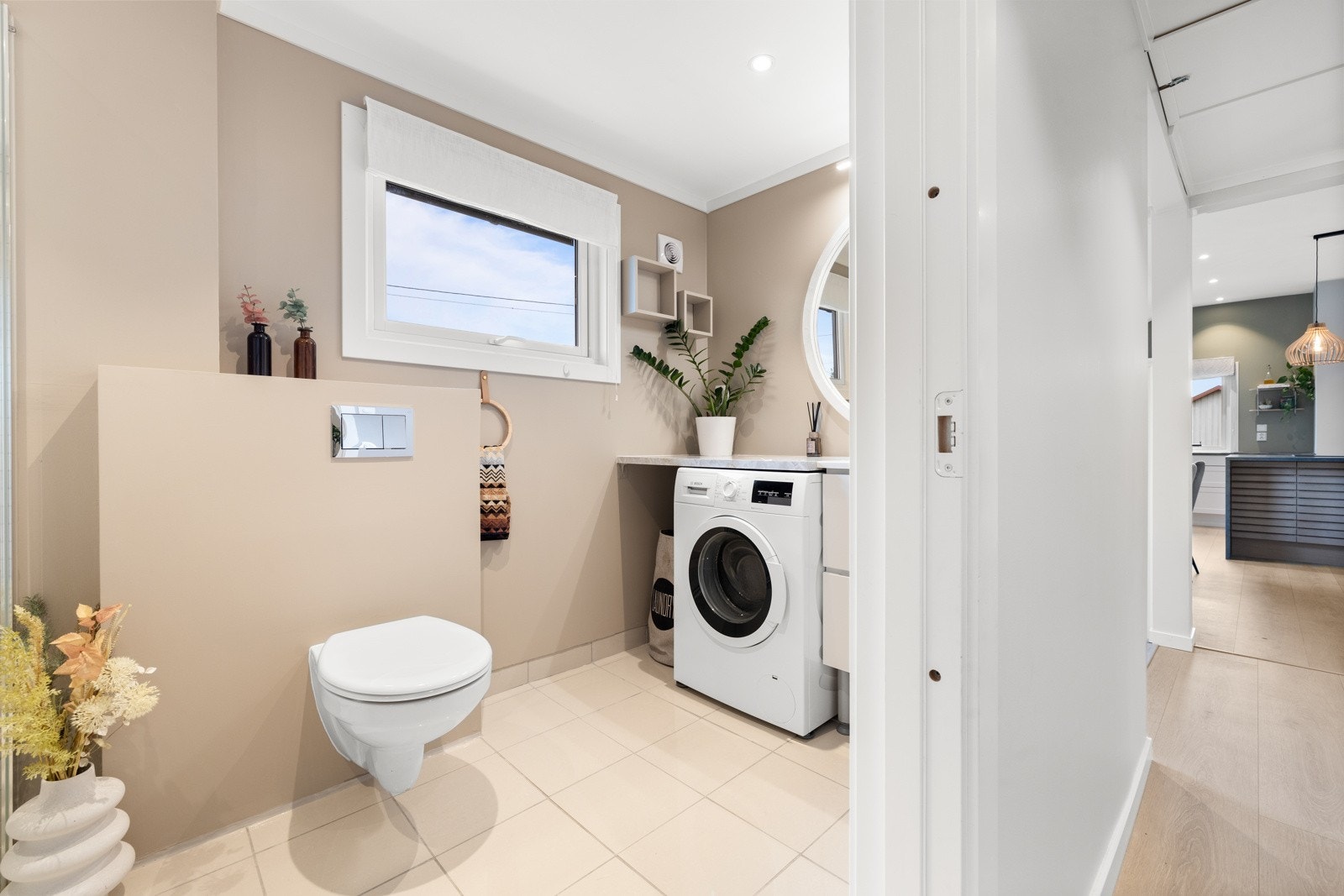 Delikat baderom med flislagt gulv, varmekabler og downlightsbelysning. Badet har opplegg for vaskemaskin (på egen kurs). Galleribilde