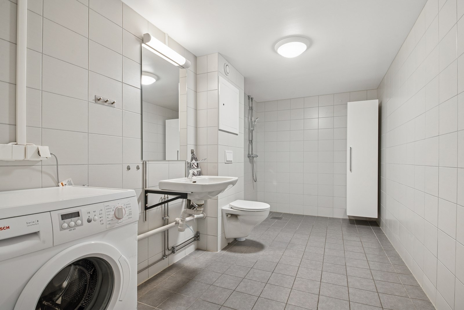 Baderommet ble pusset opp i regi av borettslaget i 2018. Det har flislagte gulv- og veggflater, varme i gulvet og opplegg for vaskemaskin. Galleribilde