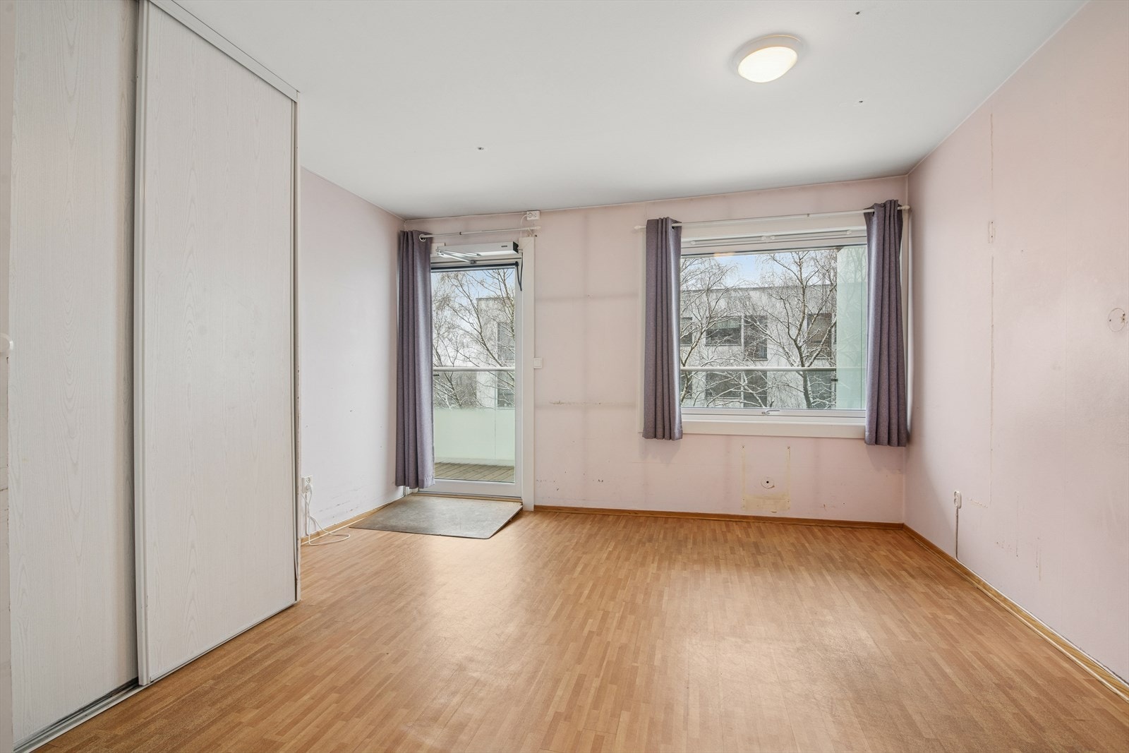 Leiligheten har ett romslig soverom, utstyrt med en skyvedørsgarderobe. Galleribilde