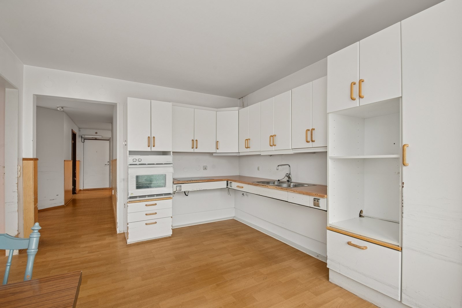 Benkeplaten er av laminat med rustfri oppvaskkum og hev/senk-funksjon. Galleribilde