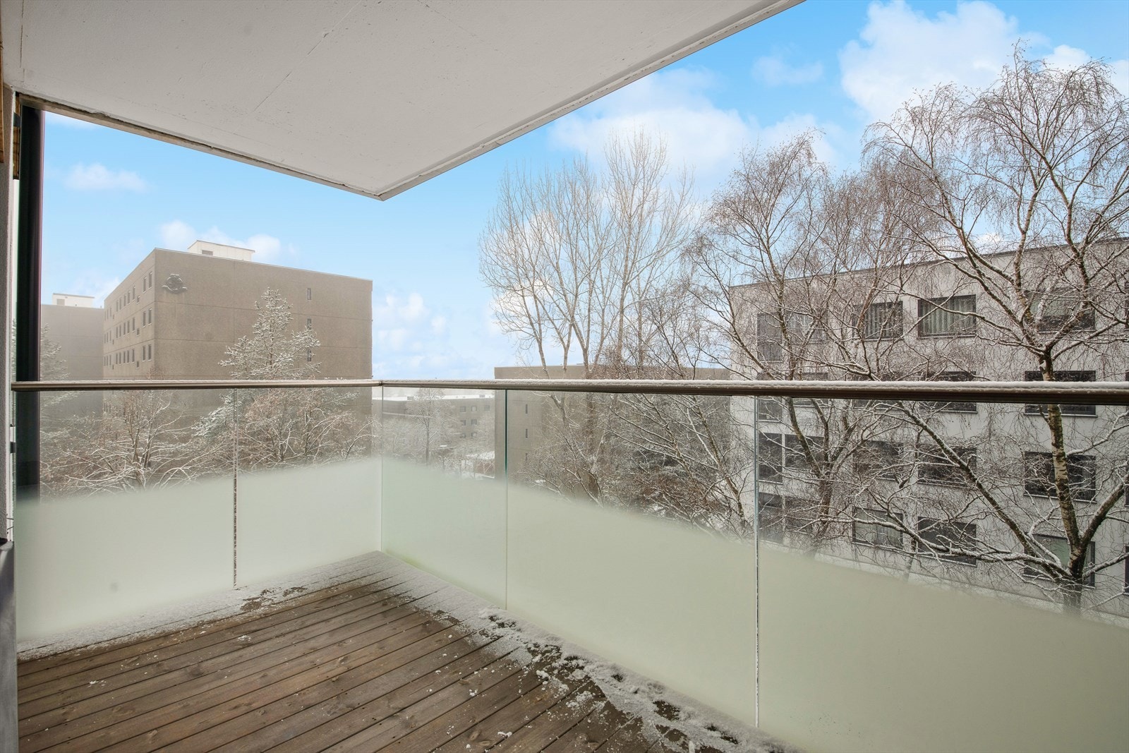 Fra soverommet er det utgang til en stor balkong på ca. 11 m², vendt mot vest. Balkongen ble pusset opp i regi av borettslaget som en del av fasadeprosjektet i 2019-2020. Galleribilde