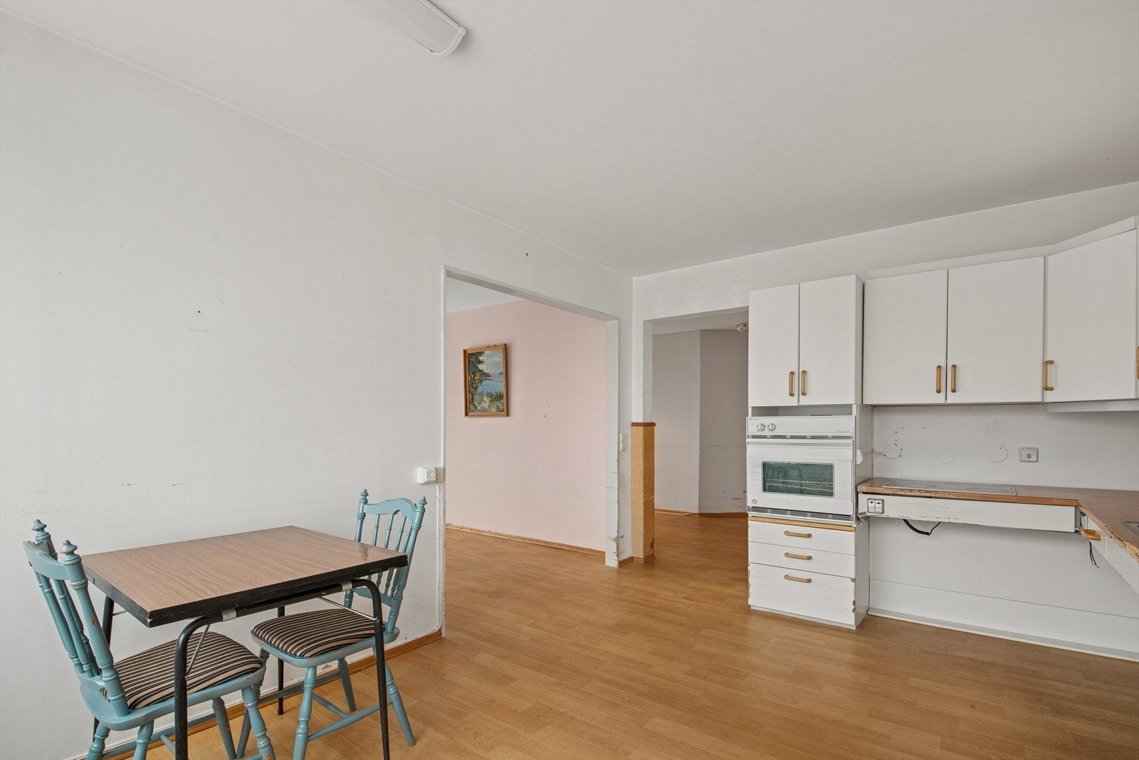 På kjøkkenet er det plass til et hyggelig frokostbord. Galleribilde