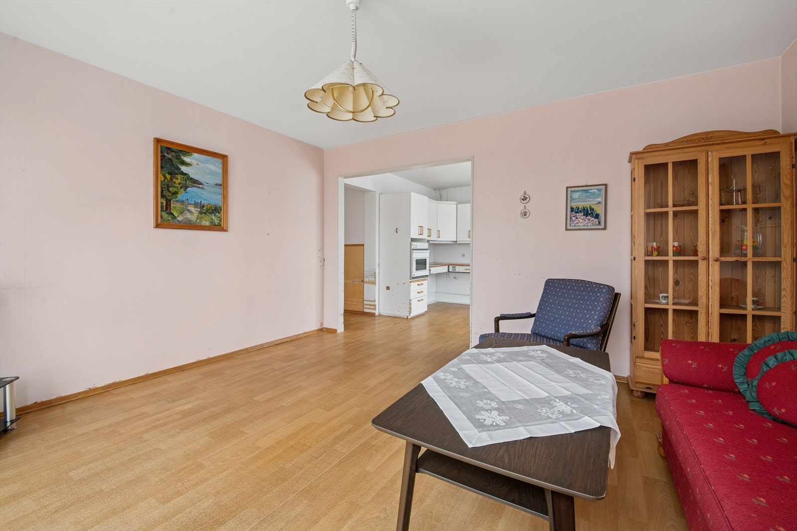 Boligen anses som et oppussingsobjekt, med gode muligheter for å skape ditt nye drømmehjem. Galleribilde