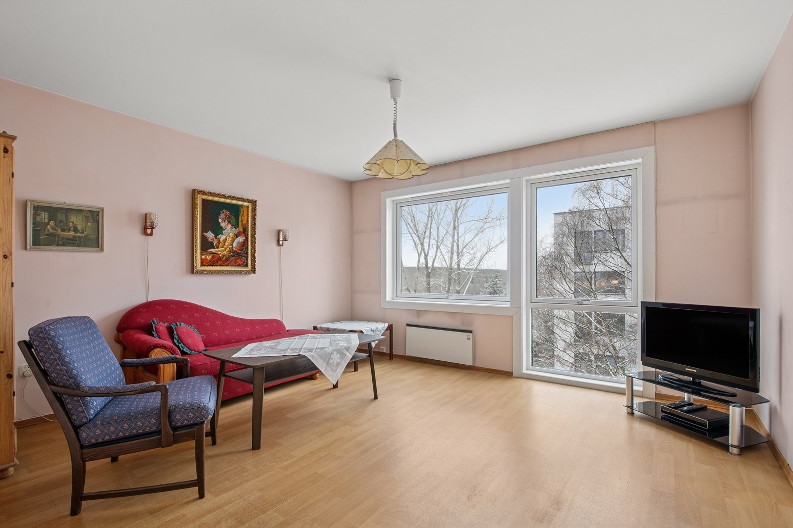 Leiligheten ligger i byggets 4. etasje, med heisadkomst til etasjeplanet. Galleribilde