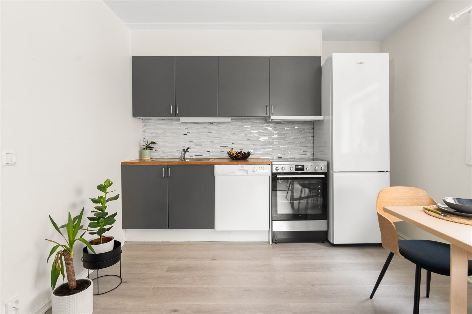 Innredningen har malte skapfronter, samt laminert benkeplate med oppvaskkum i rustfritt stål med svingbart blandebatteri fra Damixa. Galleribilde