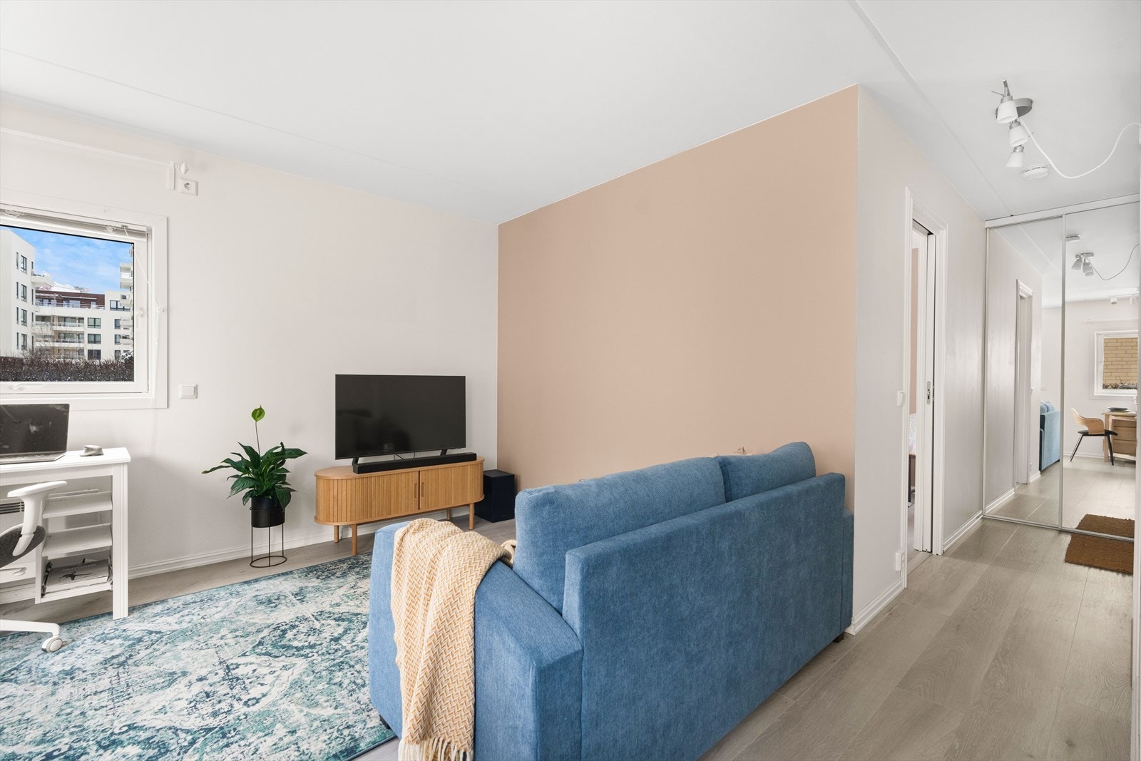 Det er plass til sofaseksjon, tv-møbel og øvrig innredning i stuen. Galleribilde