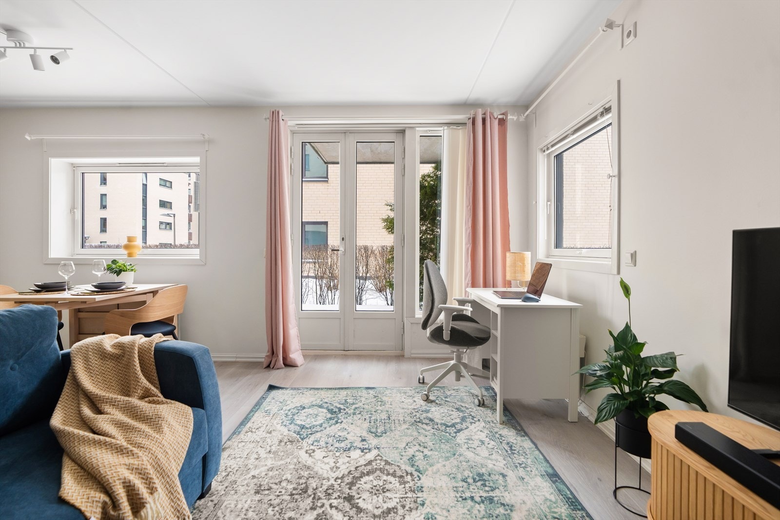 Rommet har store vindusflater som slipper inn rikelig med naturlig lys. Galleribilde