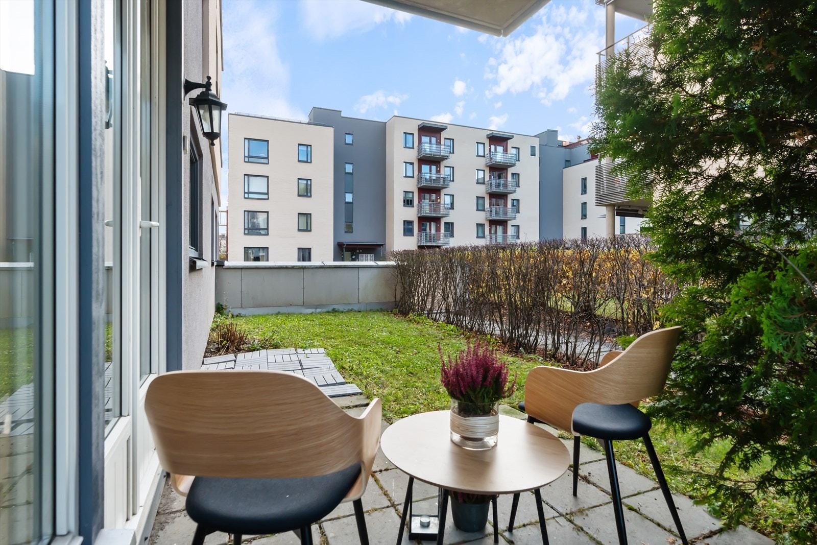 Uteplassen er overbygget, og det er heller på gulvet. Galleribilde
