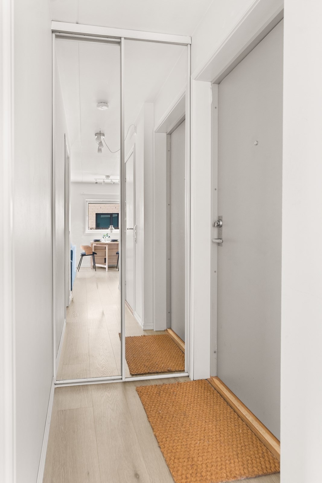 Entréen gir et meget godt førsteinntrykk av leiligheten, med plass til å henge fra seg yttertøy i skyvedørsgarderobe. Galleribilde