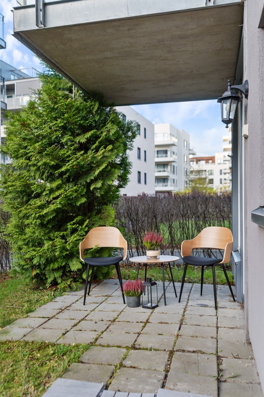 Det er plass til sittegruppe og evt. gass-/elektrisk grill. Galleribilde