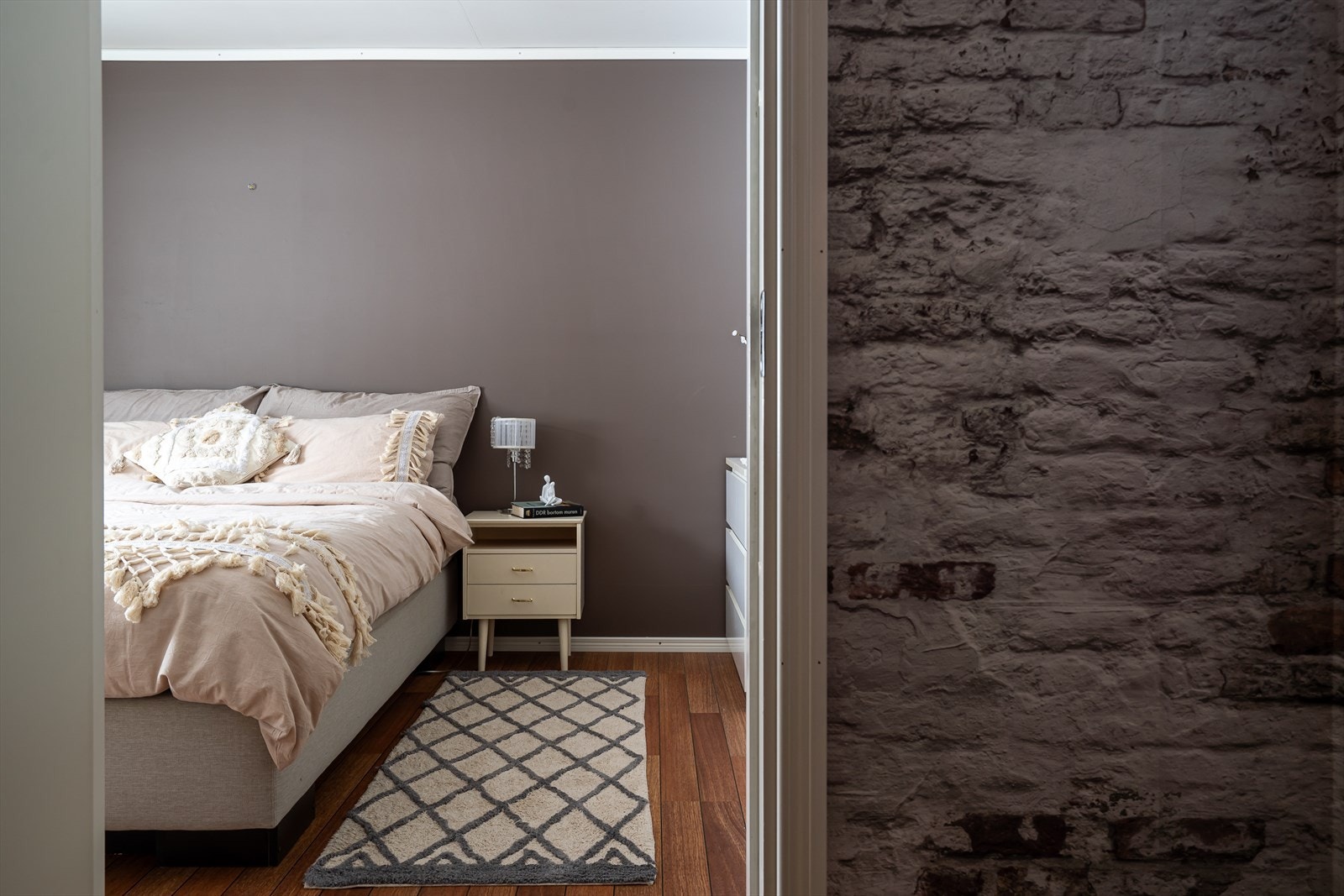 I leiligheten er det to soverom med duse farger for en behagelig atmosfære. Galleribilde