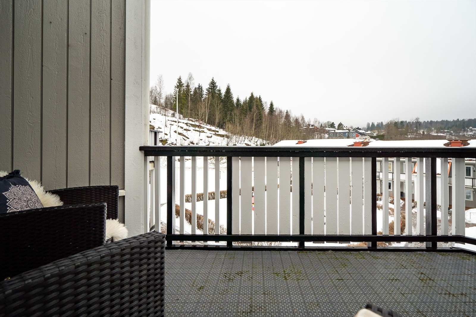 Balkongen har markise, utestikk og belysning, og innbyr til både stille stunder og lange, sosiale kvelder med fint utsyn over nabolaget. Galleribilde