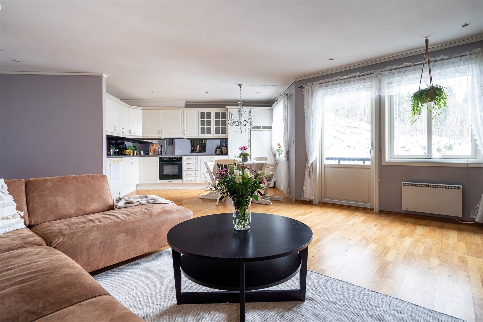 Dagslyset suppleres ypperlig av downlights rundt hele himlingen, og stuen har parkettgulv og malte vegger. Galleribilde