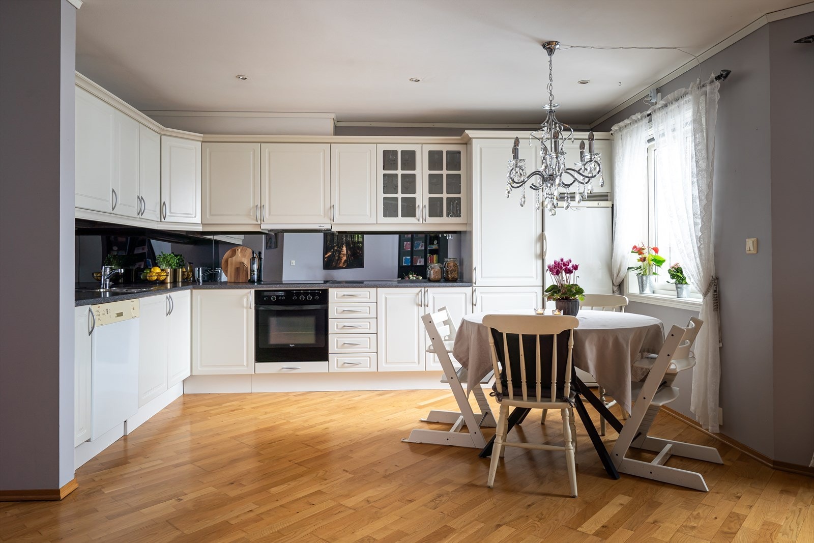 Innenfor gangen danner stuen og kjøkkenet et åpent allrom, med godt lysinnslipp via en rekke vinduer i front. Galleribilde