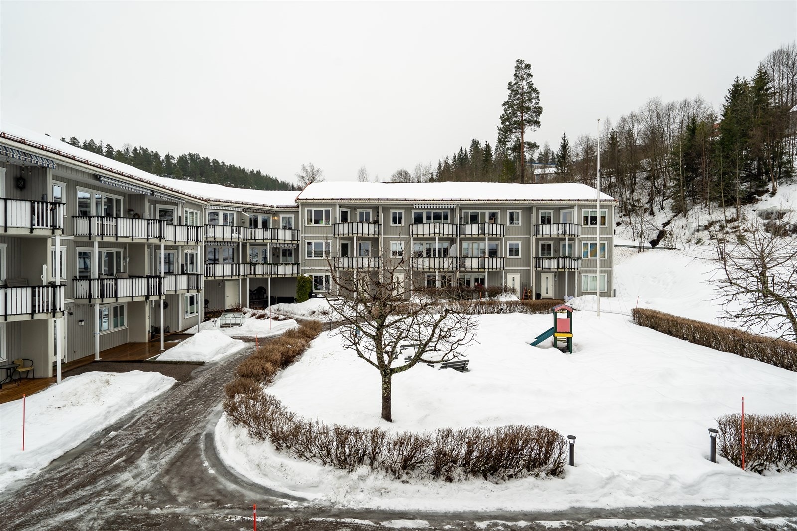 Leiligheten ligger i et ettertraktet og meget barnevennlig boligområde på Hagan i Nittedal kommune. Galleribilde