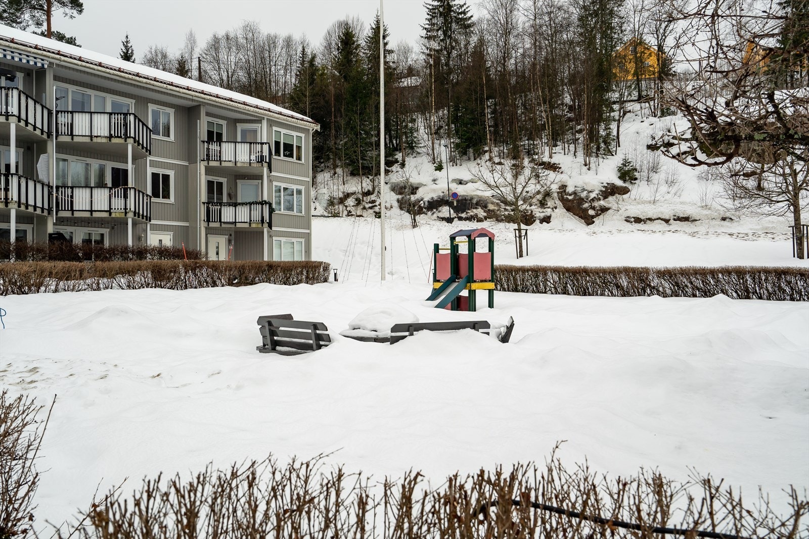 Borettslaget har et hyggelig fellesområde med grøntarealer, sittegrupper, asfalterte internveier og lekeapparater til glede for de minste. Galleribilde