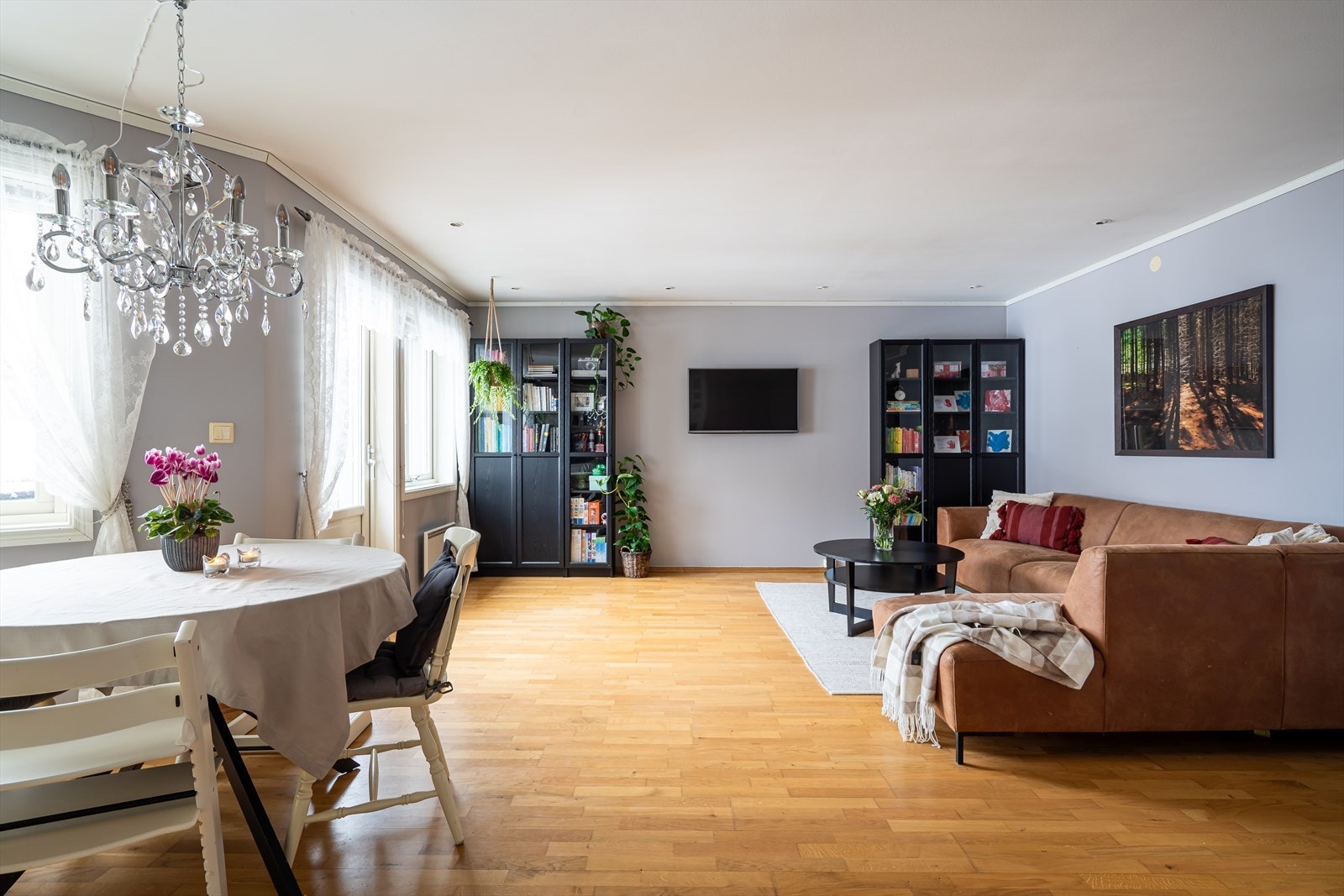 Fra allrommet har man utgang til balkongen, en herlig romforlengelse i sommerhalvåret. Galleribilde