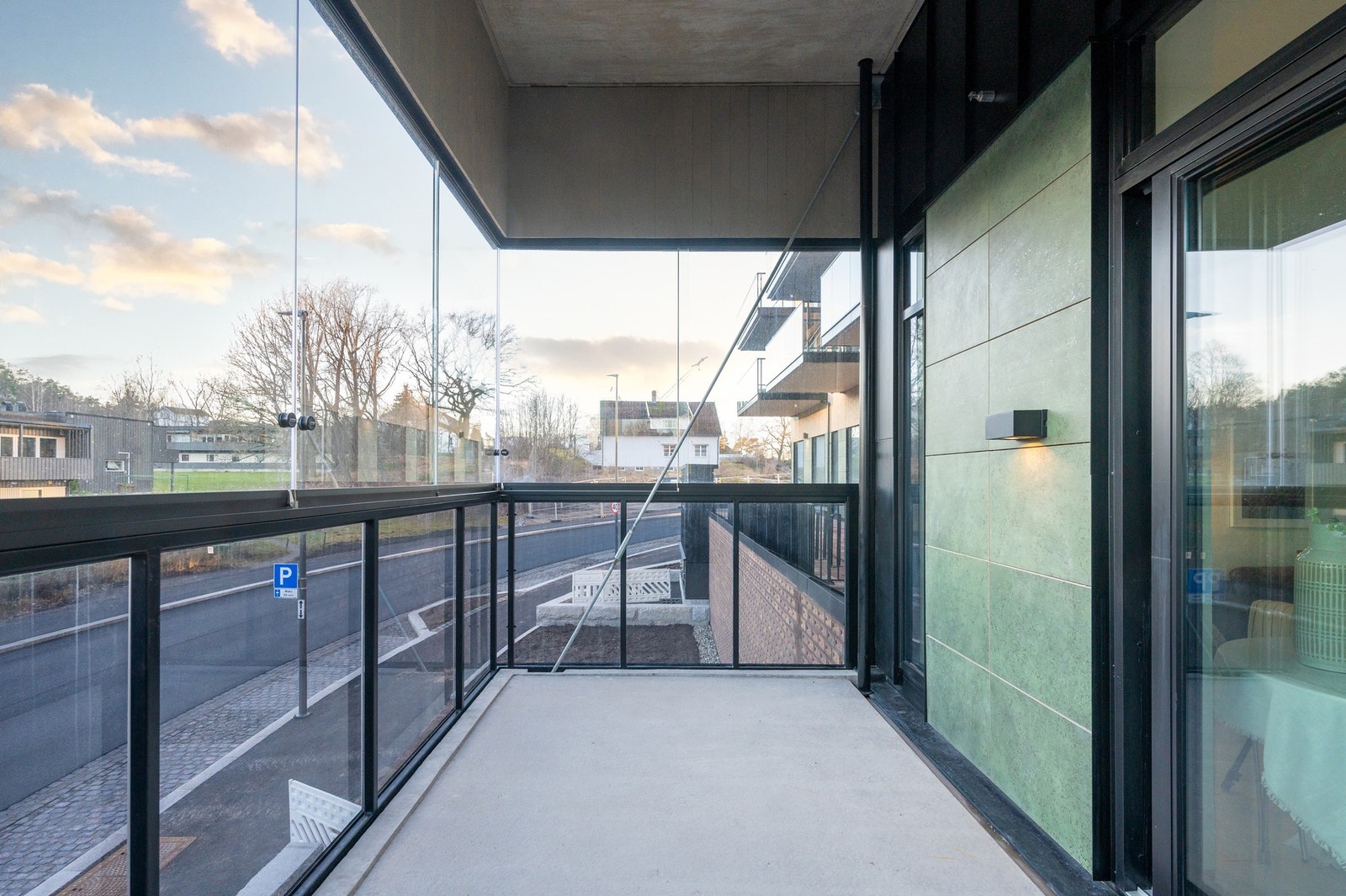 Balkongen er både bred og dyp - perfekt for utemøbler i ulike soner. Galleribilde