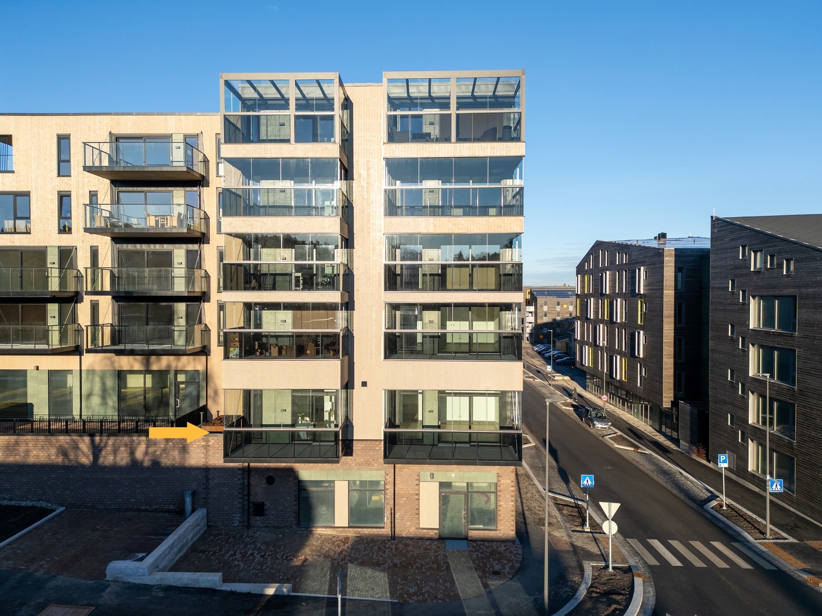 Her bor du komfortabelt i en helt ny leilighet med høy takhøyde og lite innsyn - tross den sentrale beliggenheten. Galleribilde