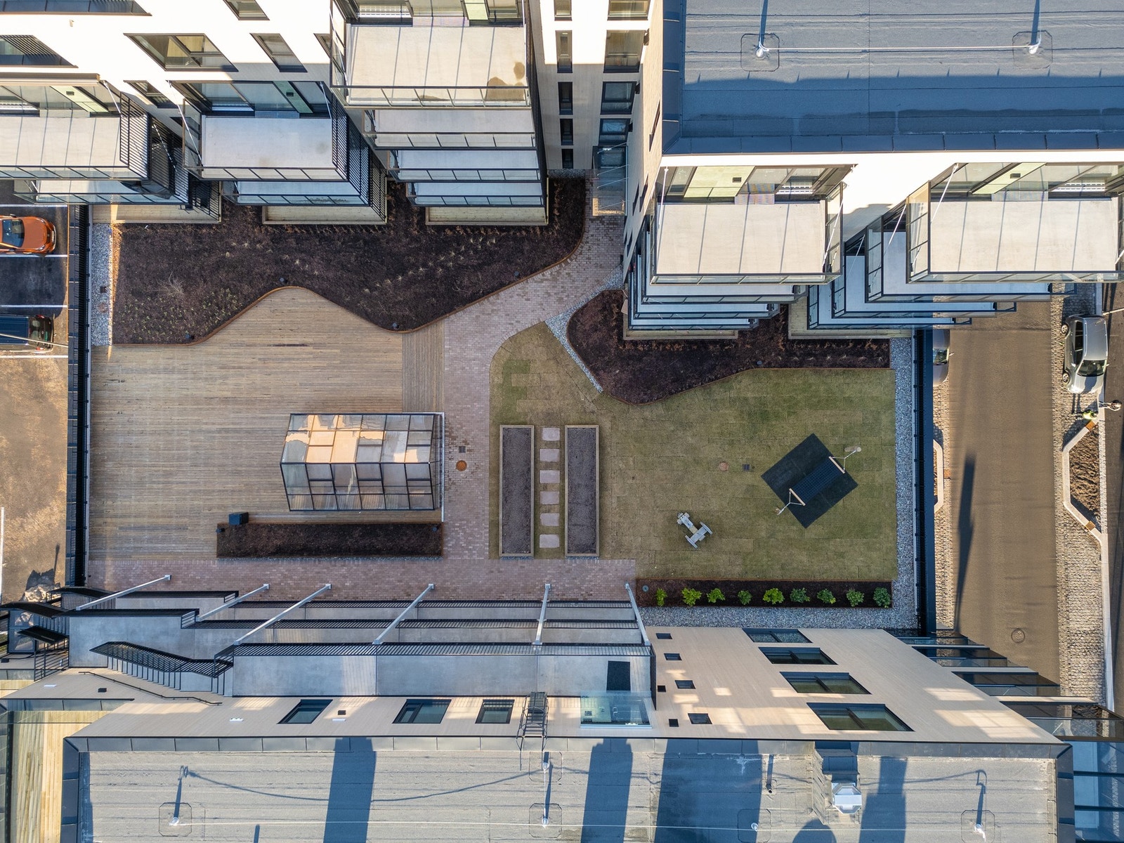 Tomten er opparbeidet parkmessig med fine utenomhusarealer som balanserer godt med det øvrige gatemiljøet. Galleribilde