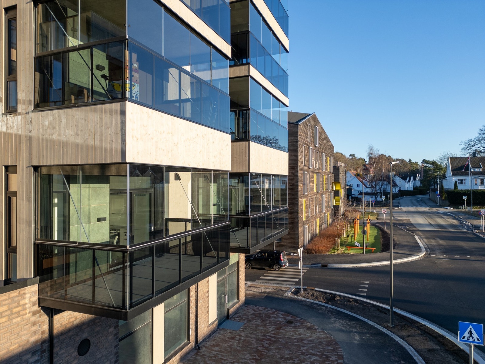 Balkongen har ekstra høy takhøyde. Den er innglasset med glassdører som enkelt kan åpnes. Galleribilde