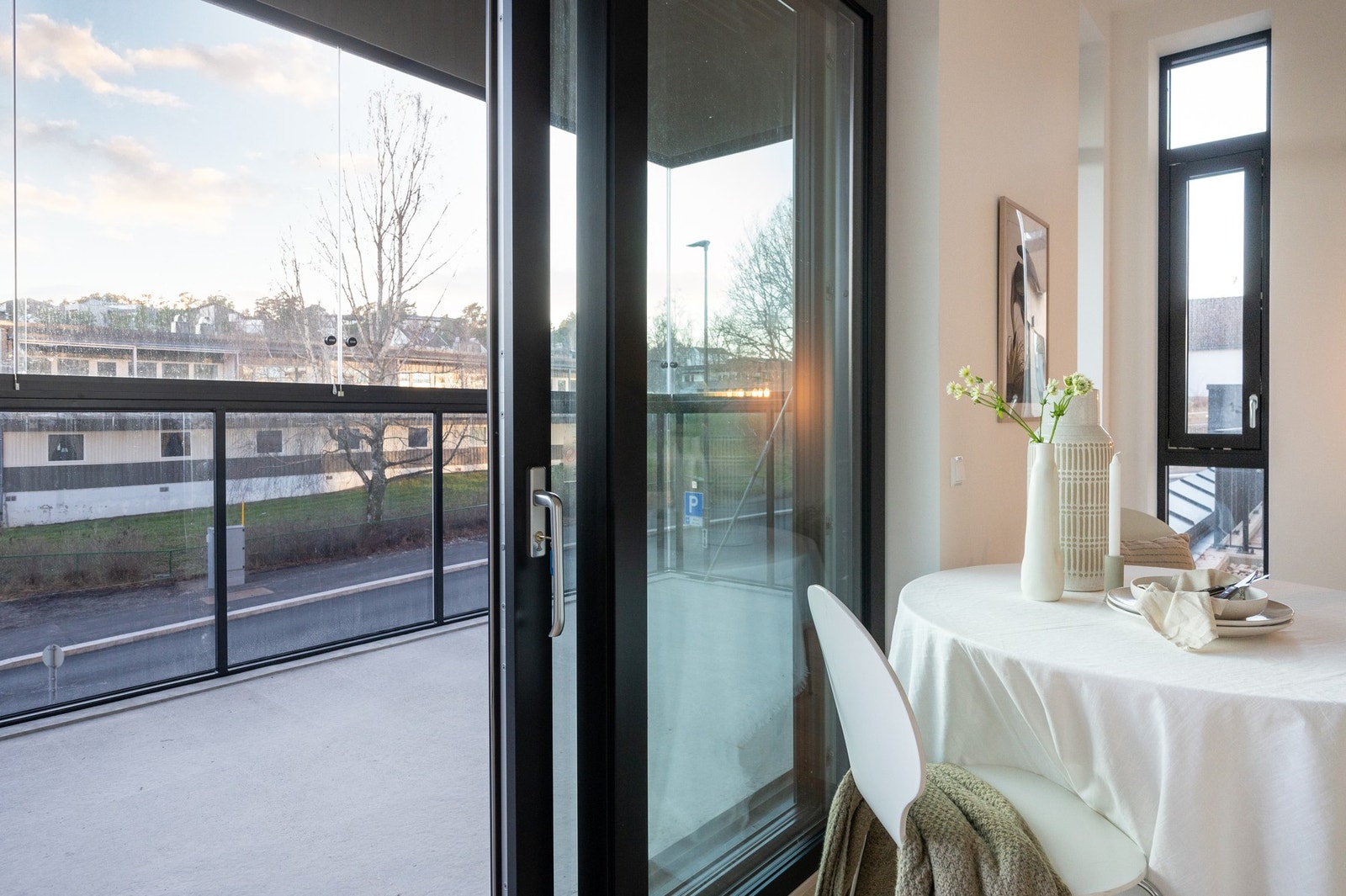 Fra kjøkkendelen er det direkte utgang til leilighetens balkong. Galleribilde