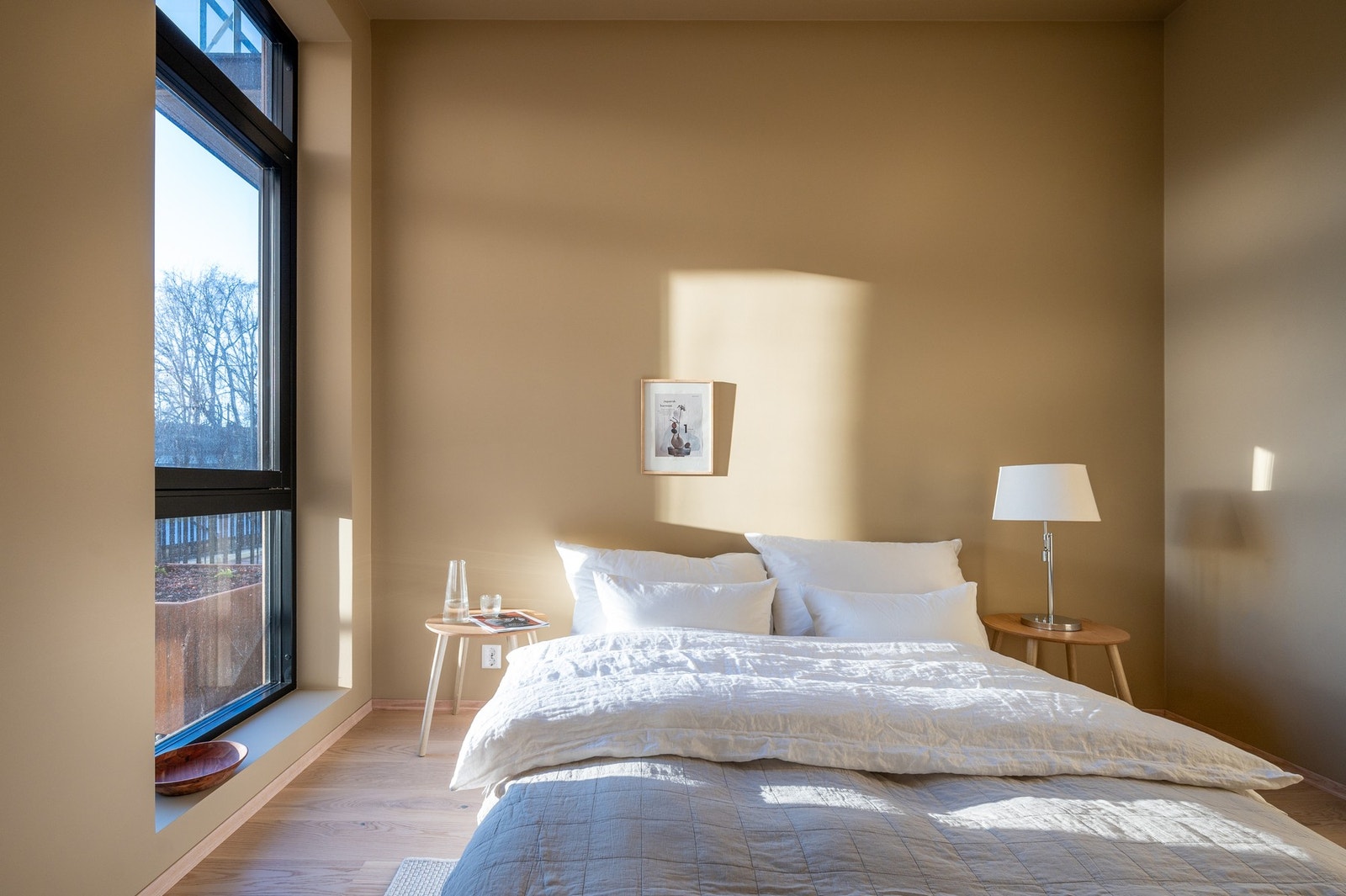 Soverommet er lunt og malt i en behagelig farge. Galleribilde